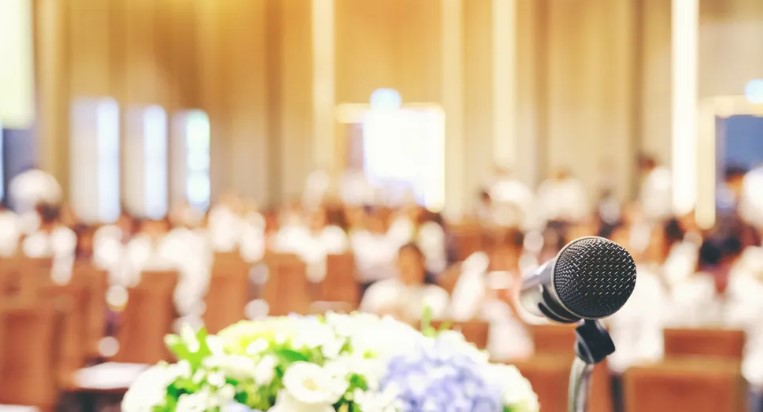 A vőlegény takarítónő édesanyján nevetett az új család, mígnem az asszony színpadra nem lépett, hogy gratuláljon az ifjú párnak – a nap története.