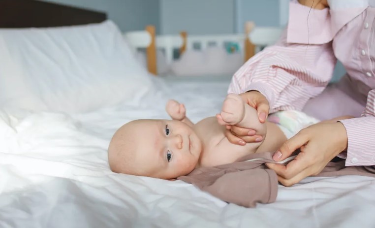 53 éves nő ikreket hoz világra, veje ismerős anyajegyeket vesz észre az újszülötteken – a nap története