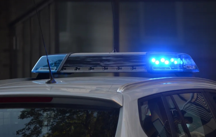 Egy férfi munkába megy, és otthon felejti a telefonját. A felesége meghallgat egy hangüzenetet, amelyben egy fiú azt mondja: „Szia, apa.”