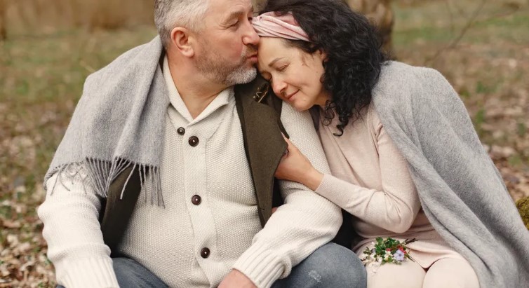 Idős asszony azt hiszi, férje meghalt a tűzben, évekkel később véletlenül meglátja őt egy fiatal nővel — a nap története