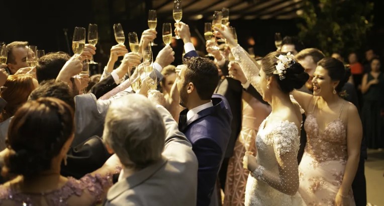 A vőlegény takarítónő édesanyján nevetett az új család, mígnem az asszony színpadra nem lépett, hogy gratuláljon az ifjú párnak – a nap története.