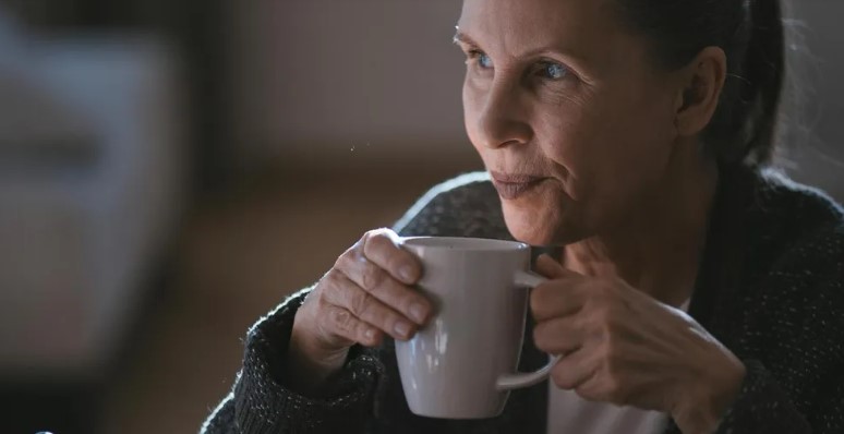 Gazdag férfinél dolgoztam szobalányként, de amikor meglátta a anyajegyemet, az életem rémálommá vált – A nap története