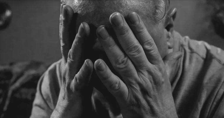 Évtizedeken át hazugságban éltem, mígnem egy régi medál felfedte az igazságot a családomról — A nap története
