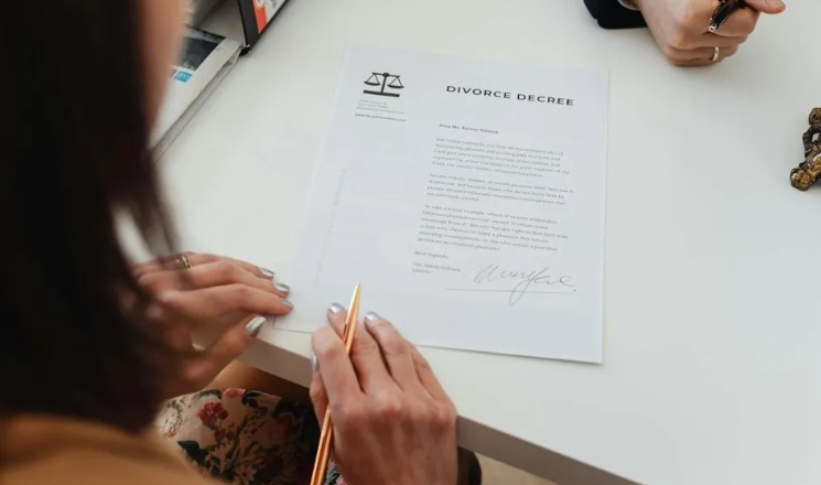 A születésnapomon az anyósom így koccintott: „a takarítónő lányára, akinek sikerült jól házasodnia” – Anyám epikus válasza gyorsan helyretette.