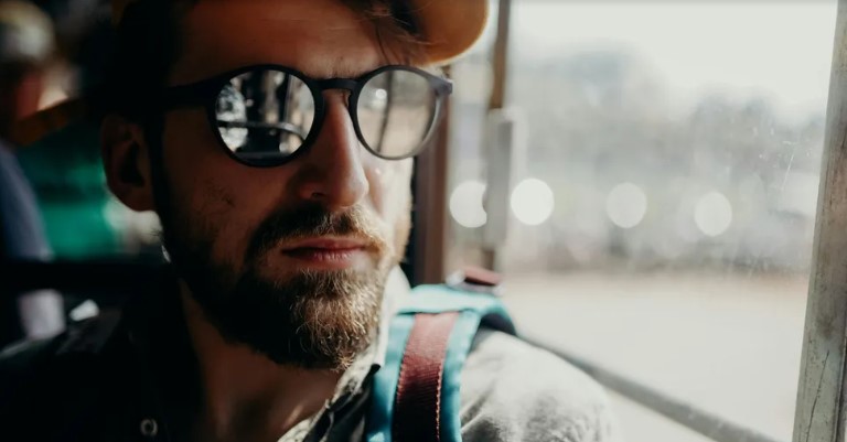 Lány odaadja az utolsó fillérjét, hogy kifizesse egy idegen büntetését a buszon – sírva fakad, amikor meglátja őt a szalagavatóján – Napi történet