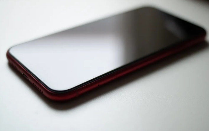 Egy férfi munkába megy, és otthon felejti a telefonját. A felesége meghallgat egy hangüzenetet, amelyben egy fiú azt mondja: „Szia, apa.”