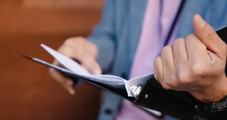 Egy apa felfedezi, hogy ikerfiai valójában a testvérei – Napi történet