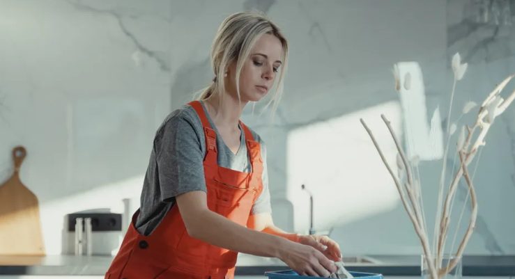 Szegény takarító egy régi babát vásárol a bolhapiacon, odaadja a gyermekének, és recsegő hangot hall belőle — a nap története