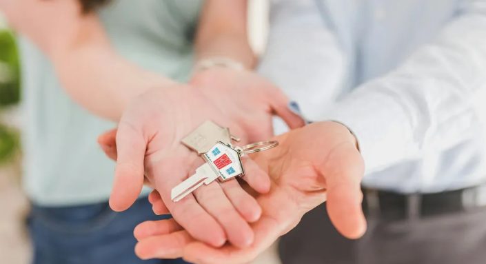 Új lakástulajdonosok 10 000 dollárt követeltek "kutyaszag" miatt – ezért ostoba rémálommá tettük az okosotthonukat