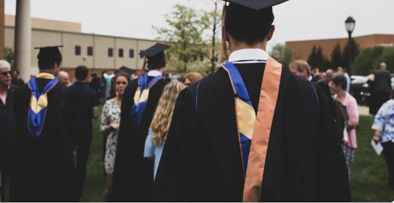 Fiúja szégyelli az anyját, egy másik nőt hív meg a diplomaosztójára — A nap története