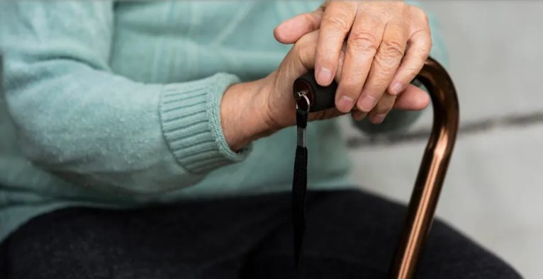 A férjem azt mondta, hogy munka miatt elutazik a városból – aztán rajtakaptam, amint egy gödröt ás a nyaralónk mögött, miközben azt kiabálta: „Ne gyere közelebb!”