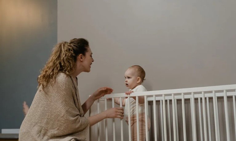Az újszülött baba egész nap sír, bármit is tesznek a szülők, majd ellenőrzik a kiságyát - A nap története