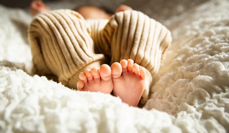 Az újszülött baba egész nap sír, bármit is tesznek a szülők, majd ellenőrzik a kiságyát - A nap története