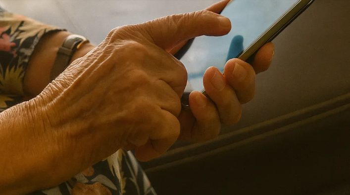 Haló nagymamám az utolsó kívánságaként az életmegtakarításait az esküvőmre fordította, és nem volt más választásom, mint egy csavargót megkérni, hogy legyen a vőlegényem – A nap története