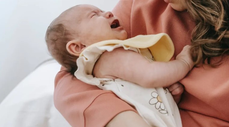 Az újszülött baba egész nap sír, bármit is tesznek a szülők, majd ellenőrzik a kiságyát - A nap története