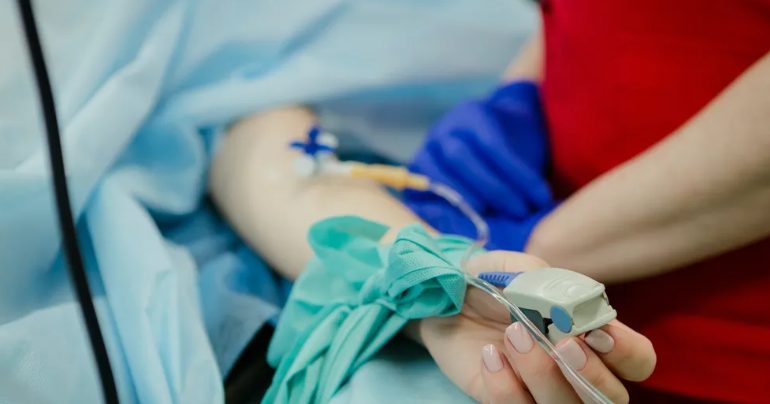 Egy idős házaspár 53 év házasság után elválik, majd a férfi meglátja volt feleségét egy kávézóban egy randevún: a nap története.