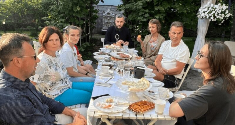 Az anyámat bezárták egy szekrénybe az esküvői szertartásom alatt — Megdöbbentünk, amikor megtudtuk, ki tette és miért.