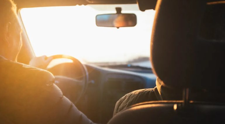 Gazdag férfi egy terepjáróval elállja a mentőautó útját a forgalomban, anélkül hogy tudná, a saját fia van benne – Napi történet