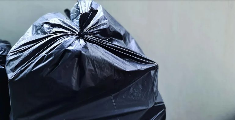 A szomszédom nem volt hajlandó eltakarítani a környéken szétszórt szemetét – de a karma gondoskodott róla.
