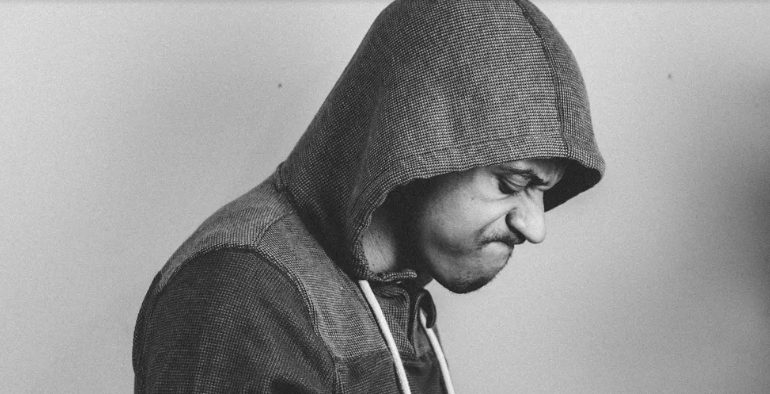A szomszédom nem volt hajlandó eltakarítani a környéken szétszórt szemetét – de a karma gondoskodott róla.