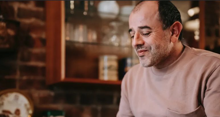 Idős pár válik el 53 év házasság után, majd a férfi kávézóban látja az exfeleségét, amint új párkapcsolatban van — A nap története