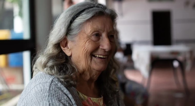 Senki sem tudta, hogy egy idős nő évekig az autójában élt, amíg a szomszéd rá nem jött — A nap története