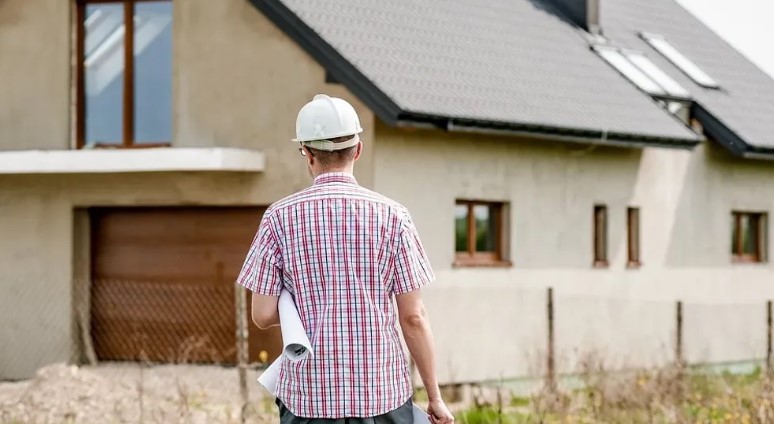 Senki sem tudta, hogy egy idős nő évekig az autójában élt, amíg a szomszéd rá nem jött — A nap története