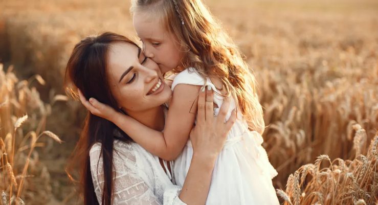 Szegény takarító egy régi babát vásárol a bolhapiacon, odaadja a gyermekének, és recsegő hangot hall belőle — a nap története