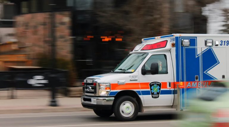 Gazdag férfi egy terepjáróval elállja a mentőautó útját a forgalomban, anélkül hogy tudná, a saját fia van benne – Napi történet
