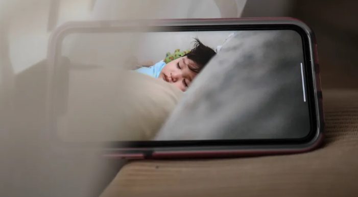 Anya babamonitort szerel fel a fia szobájába, és megijed, amikor mozgást lát ott — A nap története