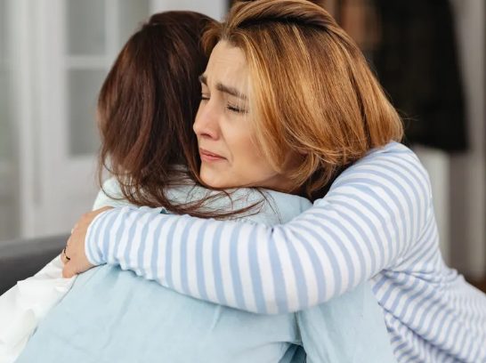 Szegény takarító egy régi babát vásárol a bolhapiacon, odaadja a gyermekének, és recsegő hangot hall belőle — a nap története