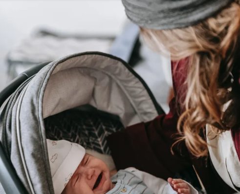 Anya babamonitort szerel fel a fia szobájába, és megijed, amikor mozgást lát ott — A nap története