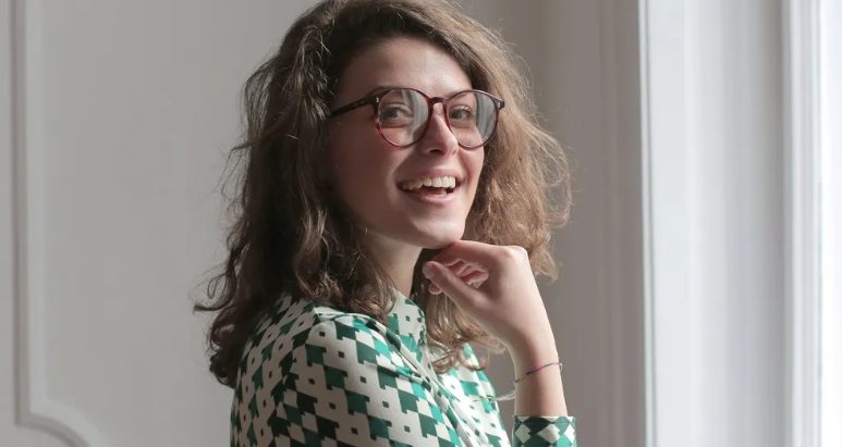 Egy fiatal nő takarítónőnek áll, észreveszi az édesanyja bekeretezett fényképét a főnöke szobájában.