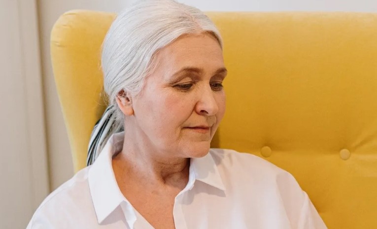 Az újszülött baba egész nap sír, bármit is tesznek a szülők, majd ellenőrzik a kiságyát - A nap története