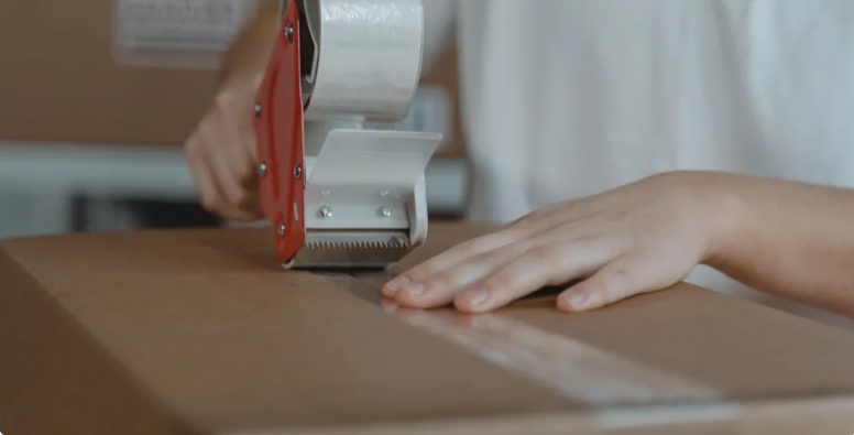 Férj elhagyja feleségét és gyermekét egy fiatalabb nőért, évekkel később a lánya lesz a főnöke — A nap története