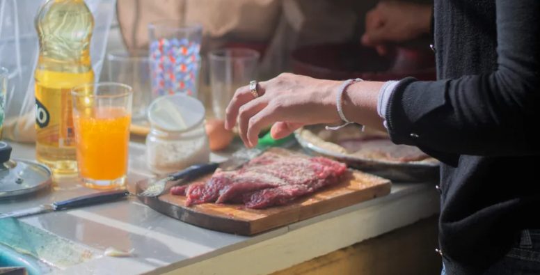 Férj elhagyja feleségét és gyermekét egy fiatalabb nőért, évekkel később a lánya lesz a főnöke — A nap története