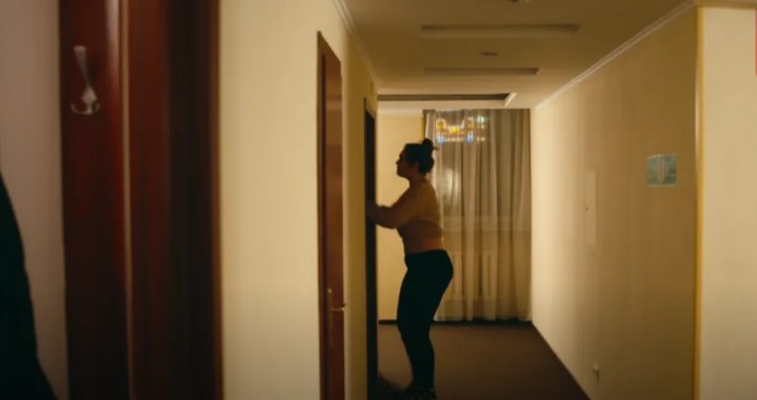 A férj megcsalja a feleségét a titkárnőjével, majd a karma visszavág – a nap története