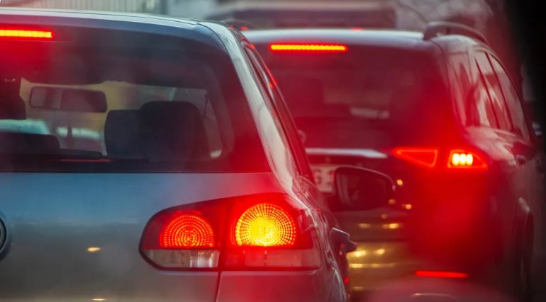 Gazdag férfi egy terepjáróval elállja a mentőautó útját a forgalomban, anélkül hogy tudná, a saját fia van benne – Napi történet