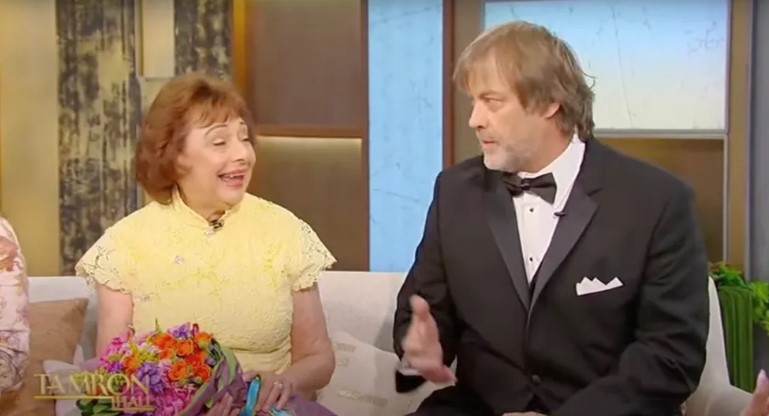80 éves menyasszony lenyűgözi az embereket esküvői ruhájában, mielőtt feleségül megy 60 éves vőlegényéhez – megjelenése mindenkit megdöbbent.