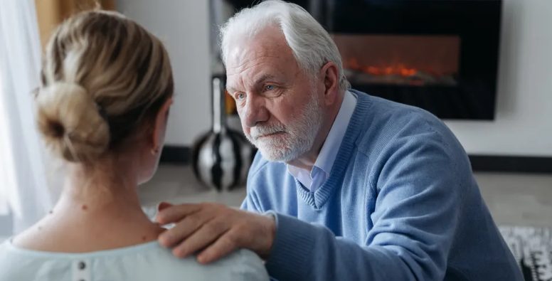 Férj elhagyja feleségét és gyermekét egy fiatalabb nőért, évekkel később a lánya lesz a főnöke — A nap története