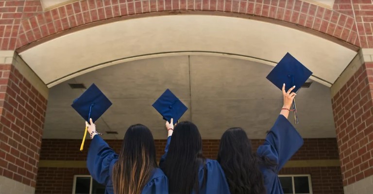 Rohantam a lányom diplomaosztójára – de végül kizártak....Hihetetlenül érdekes történet.