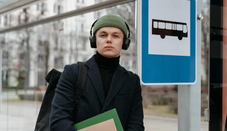 Idős pár az utolsó megtakarításait unokája oktatására költi, de ő nem hívja meg őket a diplomaosztójára – A nap története