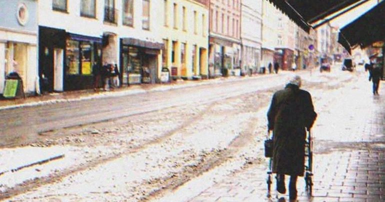 Egy idős házaspár 53 év házasság után elválik, majd a férfi meglátja volt feleségét egy kávézóban egy randevún: a nap története.