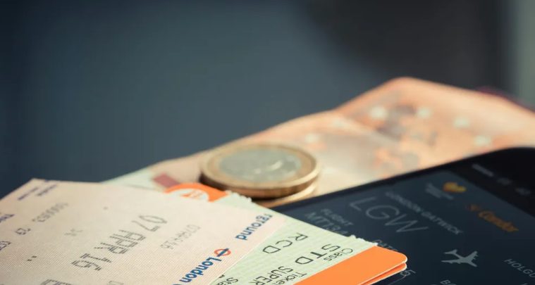 A férjem első osztályú jegyeket vett magának és az anyjának, miközben engem és a gyerekeket a turistaosztályon hagyott – a leckém számára kemény volt.