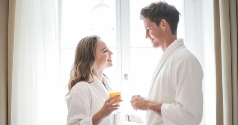Váratlanul megláttam a férjemet egy luxusöltönyben, amint egy szülészeti klinikáról távozott két babával a karjában.