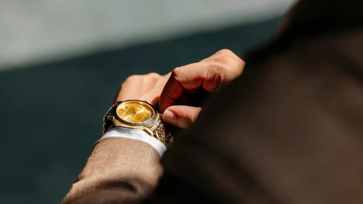 Az újszülöttem az ügyeleten sikított, amikor egy Rolexet viselő férfi azt mondta, hogy pazarlom az erőforrásokat – majd az orvos berontott a szobába és mindenkit megdöbbentett.