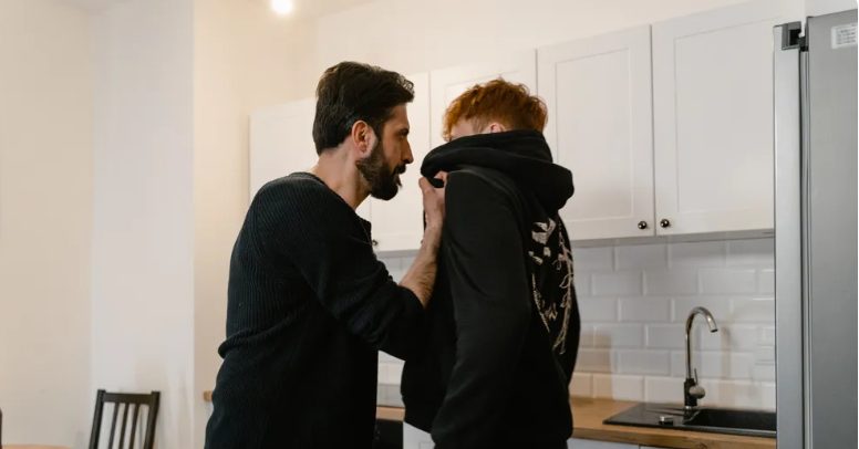 Orvos neveli a hármas ikreket, miután az anya a szülés során meghal, 5 év múlva felbukkan a vér szerinti apa — A nap története