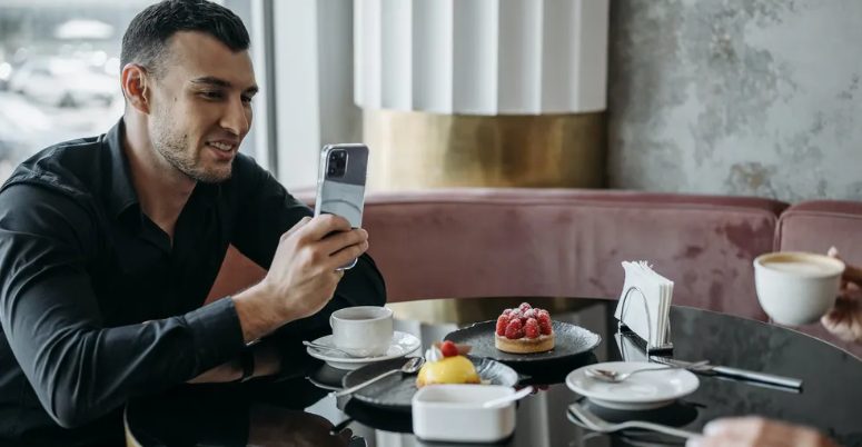 Férfi, aki biztos benne, hogy elhunyt volt felesége csak egy gyermeket szült, találkozik a lányuk tökéletes másával – A nap története