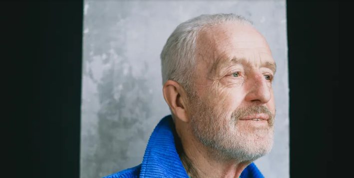 Anyósom születésnapi vacsoráján a mi házunkban apósom rám förmedt: „Csend legyen! Te itt senki vagy!” – Férjem válasza könnyekig meghatott.