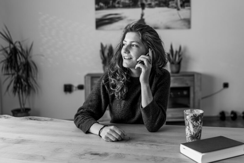 „Most már én vagyok az igazi főnök!” – jelentette ki az anyósom, miután beköltözött, és a saját fényképét tette a mi esküvői képünk helyére – a nap története